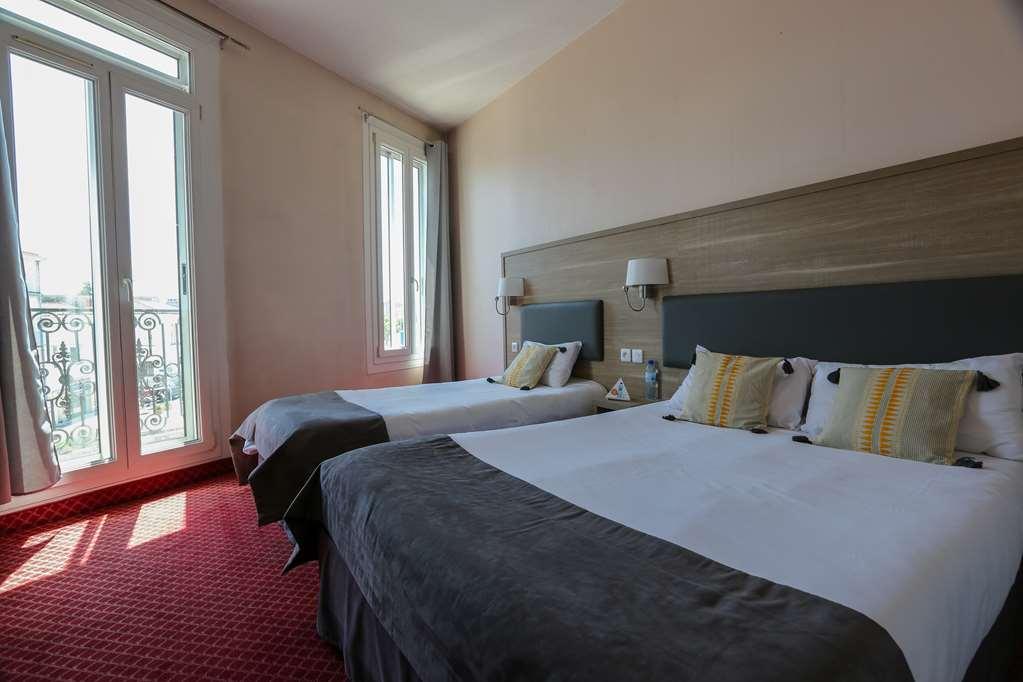 Brit Hotel Bleu Nuit Saintes Room photo