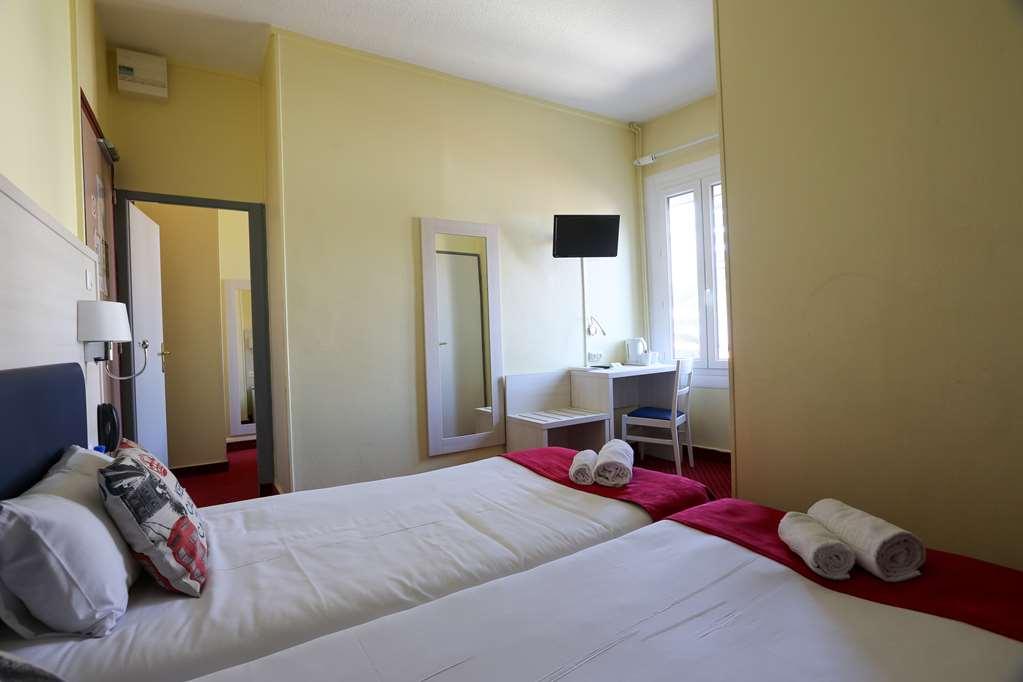 Brit Hotel Bleu Nuit Saintes Room photo