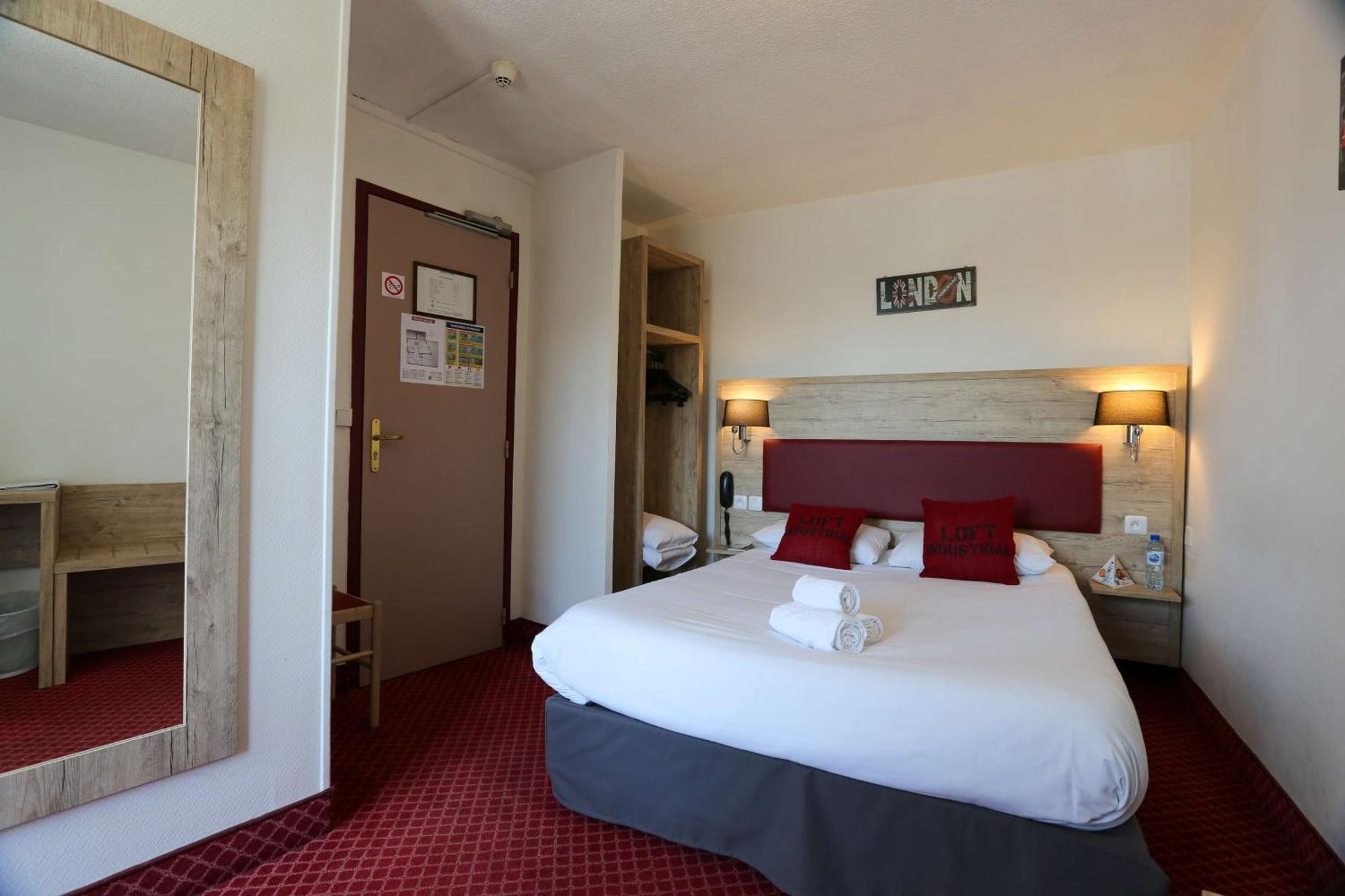 Brit Hotel Bleu Nuit Saintes Exterior photo