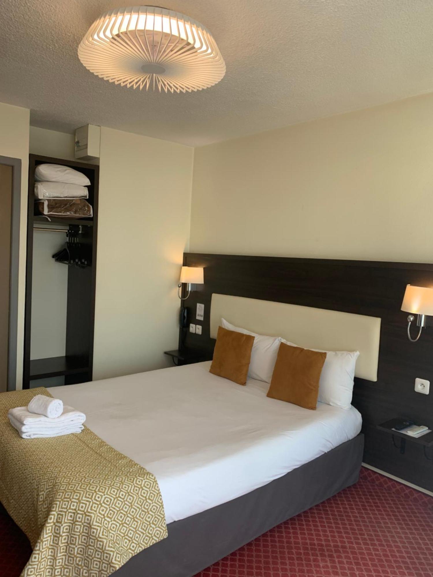 Brit Hotel Bleu Nuit Saintes Exterior photo