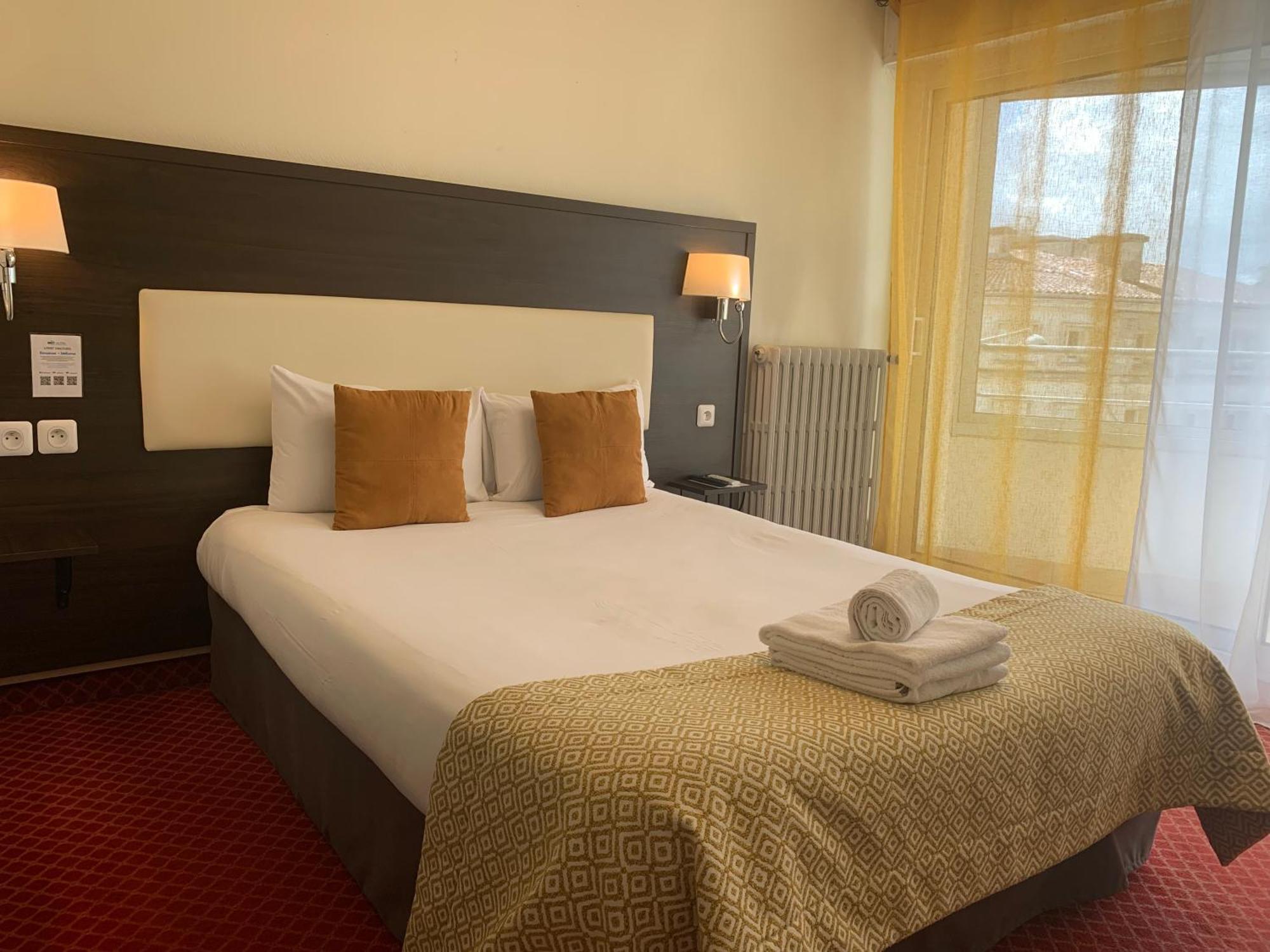Brit Hotel Bleu Nuit Saintes Exterior photo