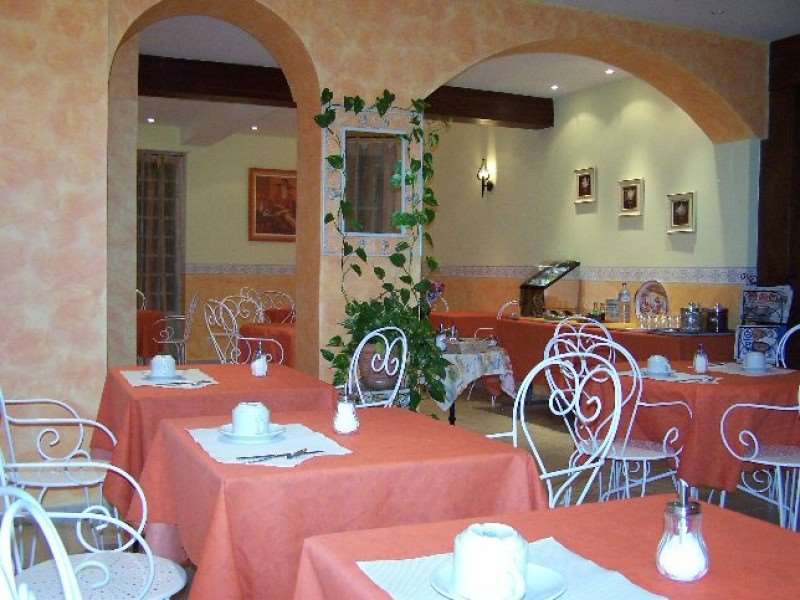 Brit Hotel Bleu Nuit Saintes Restaurant photo
